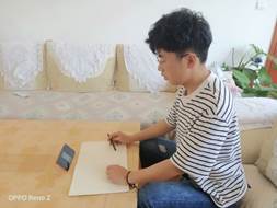 说明: I:\5.4日2020测绘学院学子五四精神\测绘与地理信息学院“绽放战疫青春·坚定制度自信”主题宣传教育团日活动\04活动学习照片\入团第一课 (2).jpg